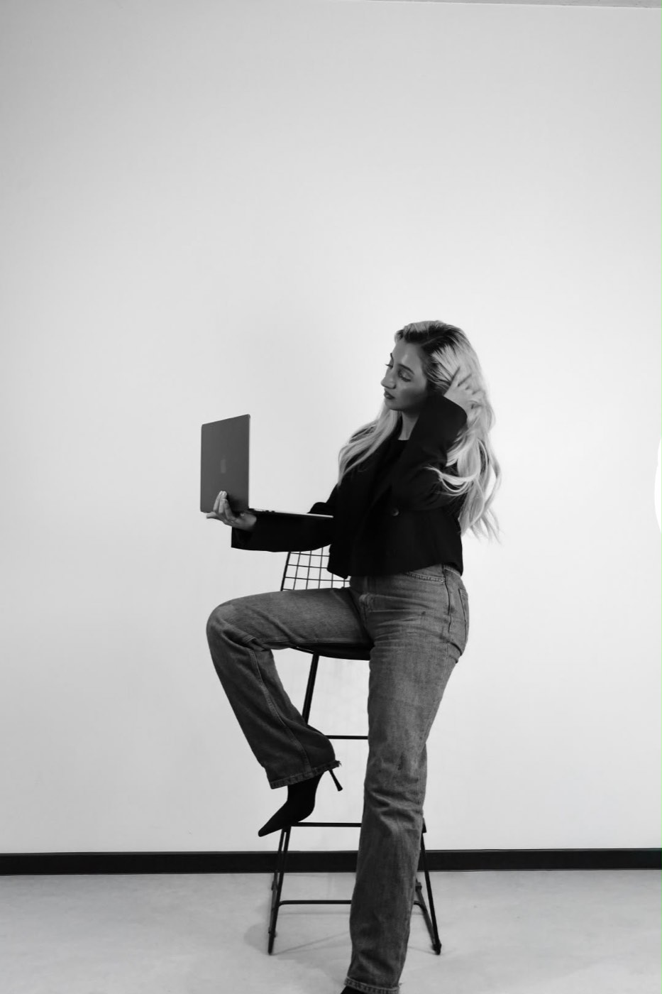 Aylin Omrani – Portrait in Schwarz-Weiß mit Laptop