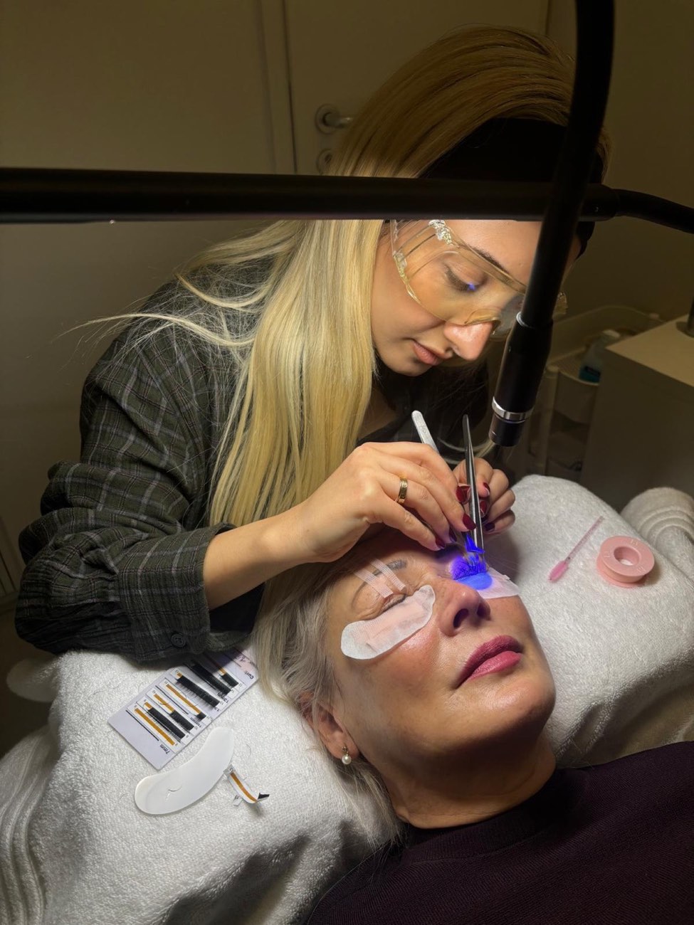 Aylin Omrani bei der Wimpernbehandlung