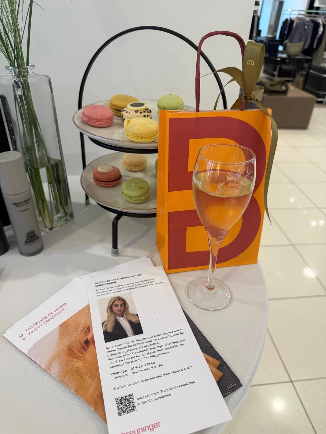 Empfang im Beauty Room bei Breuninger mit Aylins Flyer, Macarons und Sekt
