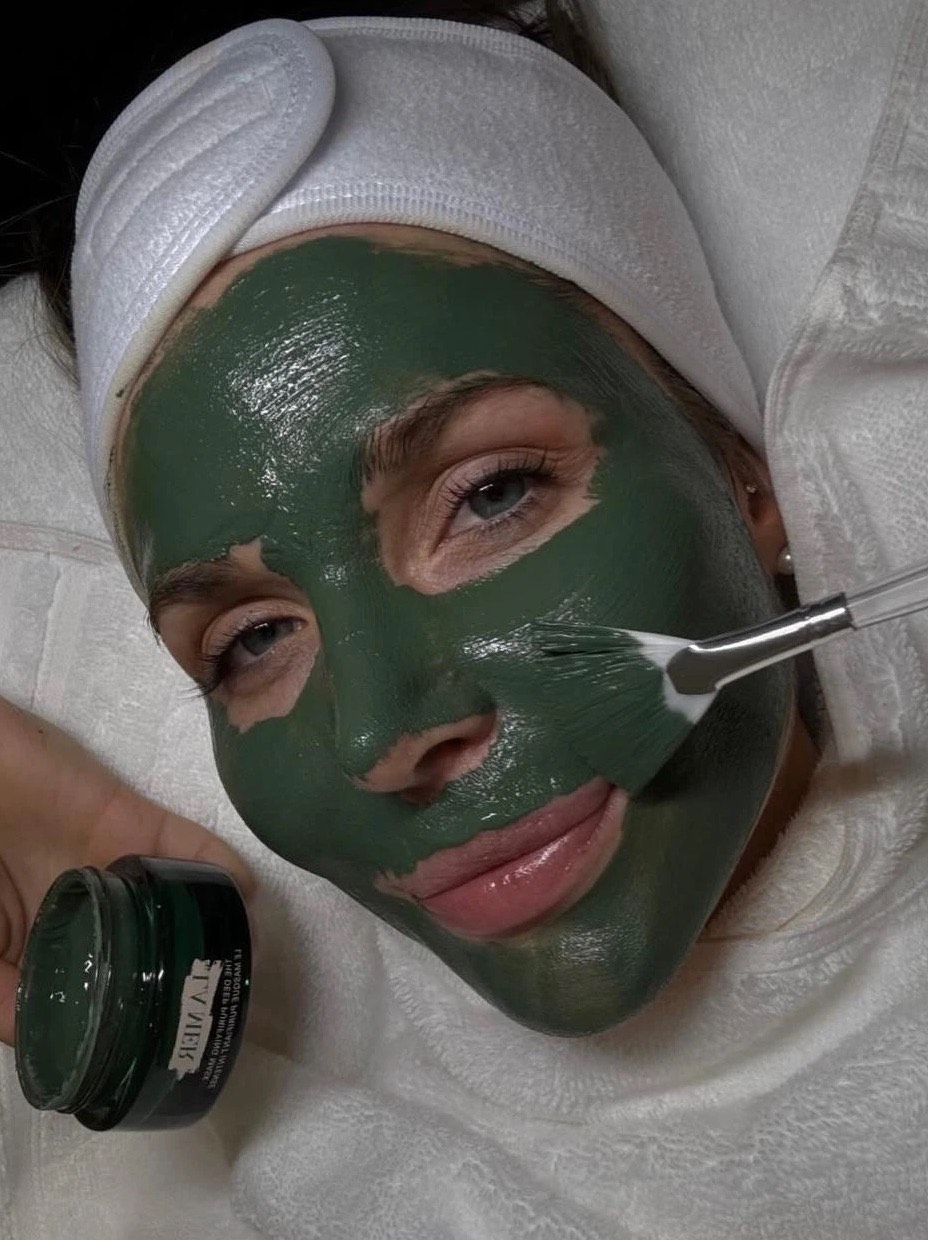 Theresa Lena Forster während des Aquafacial Signature mit Maske
