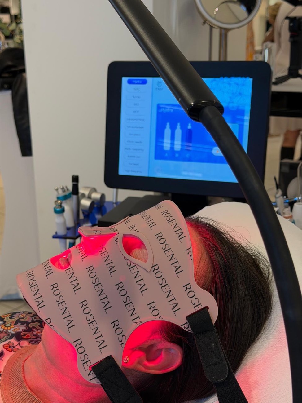 Lichttherapie während des Aquafacials