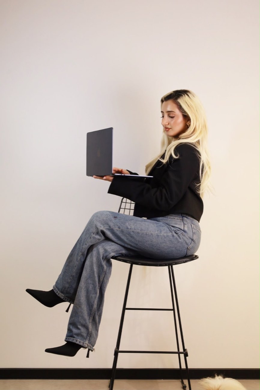 Aylin Omrani mit Laptop auf dem Barhocker